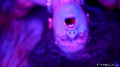 بچہ کیمرے پر مشت زنی کرتا ہے اور خود کو orgasm میں لاتا ہے۔